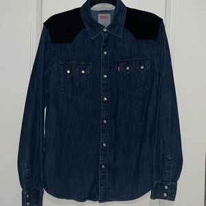 Levi’s Button Down Denim Shirt 🖤